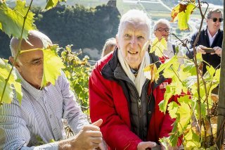 Fondateur des "Amis de Farinet", Pascal Thurre a attiré dès les années 1980 des personnalités du monde entier sur la vigne qui porte le nom du célèbre faux-monnayeur au grand coeur. Réussissant même l'exploit d'y réunir l'Abbé Pierre et le Dalaï L...